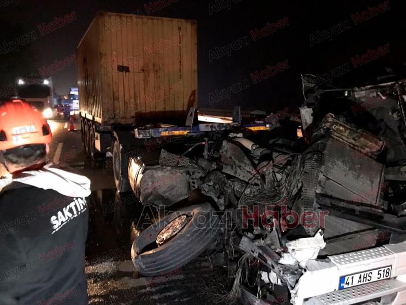 Anadolu Otoyolu'nda paramparça olan bu tırın kupasından sağ çıktı