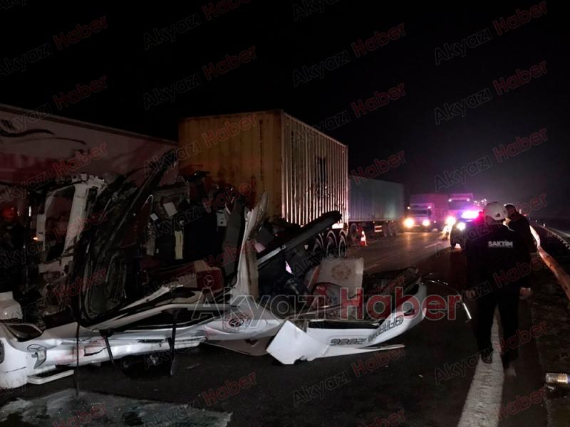 Anadolu Otoyolu'nda paramparça olan bu tırın kupasından sağ çıktı