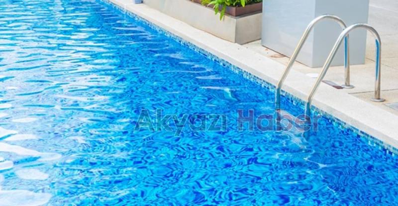 Ailesiyle tatile gelen çocuk havuza düştü