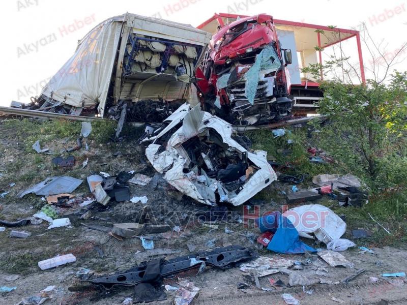 İki tır çarpıştı: Akyazılı sürücü öldü