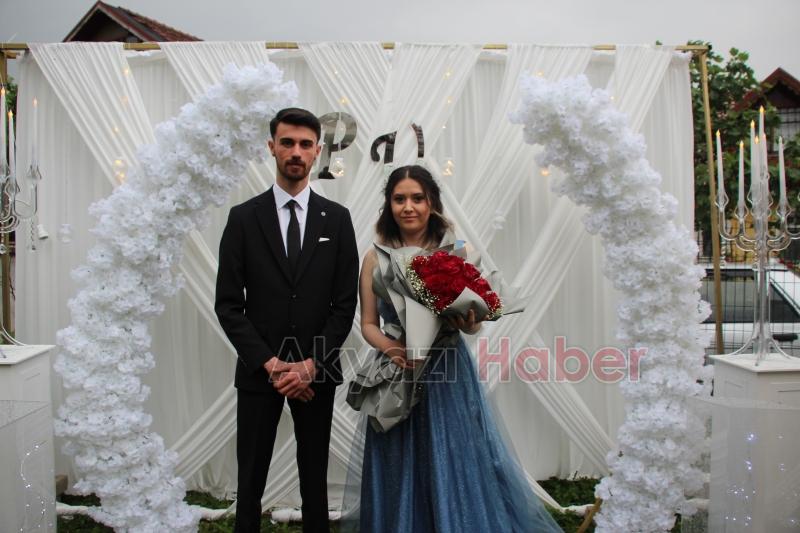 Pınar Yıldırım ve Uğur Boğaz nişanlanarak evlilik yolunda ilk adımı attılar