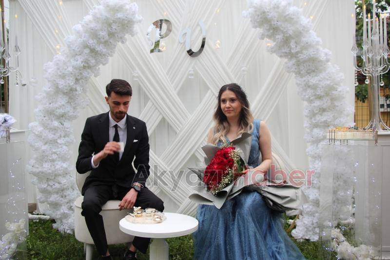 Pınar Yıldırım ve Uğur Boğaz nişanlanarak evlilik yolunda ilk adımı attılar