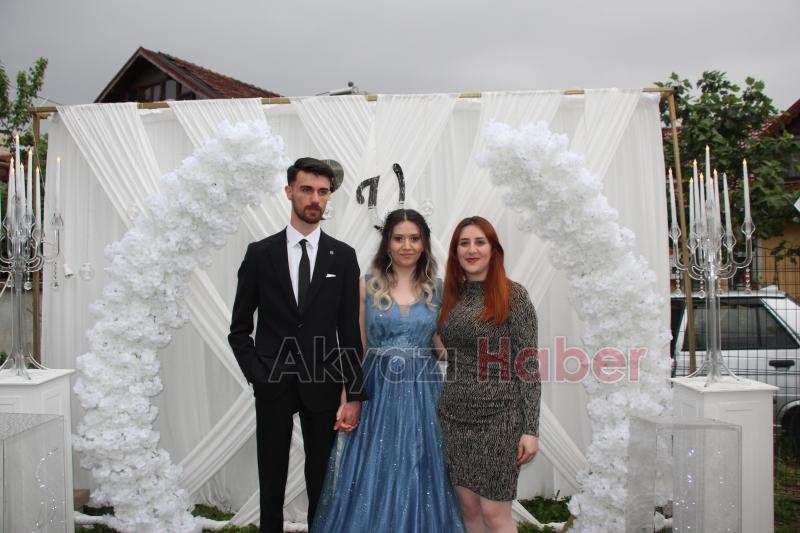 Pınar Yıldırım ve Uğur Boğaz nişanlanarak evlilik yolunda ilk adımı attılar