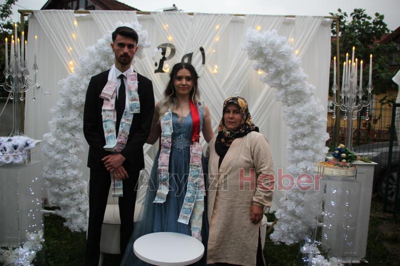 Pınar Yıldırım ve Uğur Boğaz nişanlanarak evlilik yolunda ilk adımı attılar