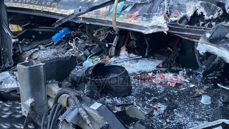 Yolcu dolu otobüs tıra çarptı: 1'i ağır 22 yaralı