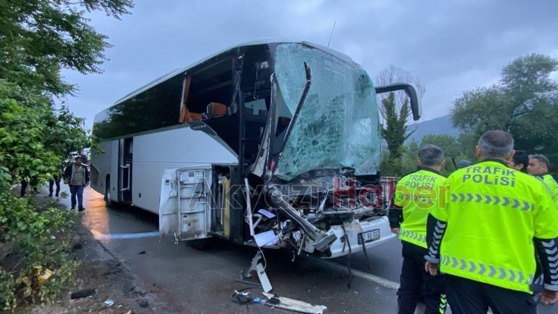 Yolcu dolu otobüs tıra çarptı: 1'i ağır 22 yaralı