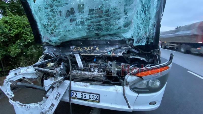 Yolcu dolu otobüs tıra çarptı: 1'i ağır 22 yaralı
