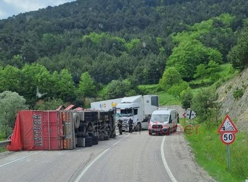 2 tır çarpıştı, biri devrildi: 1 yaralı