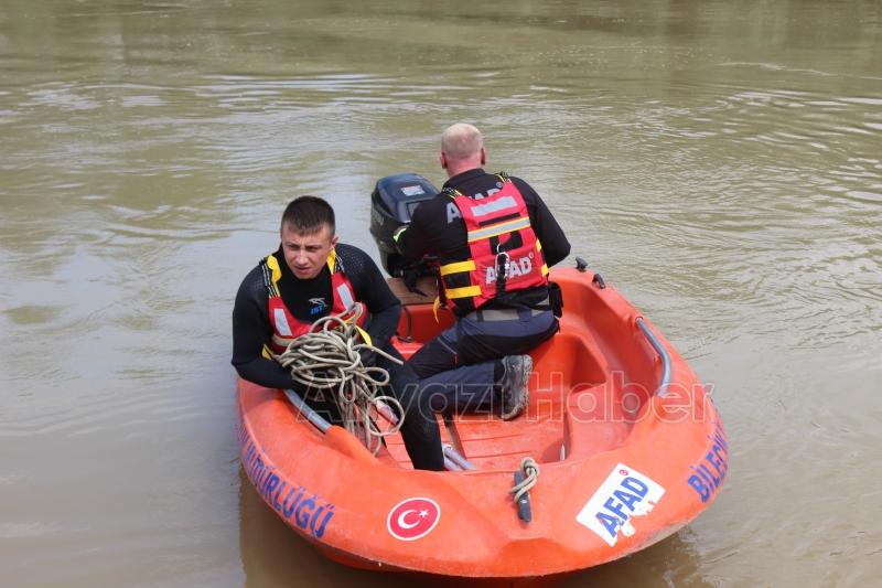 Kayıp genç Sakarya Nehri'nde aranıyor