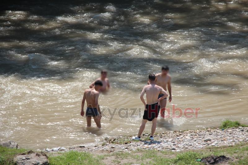 Yasağa aldırmadan Mudurnu'da yüzdüler