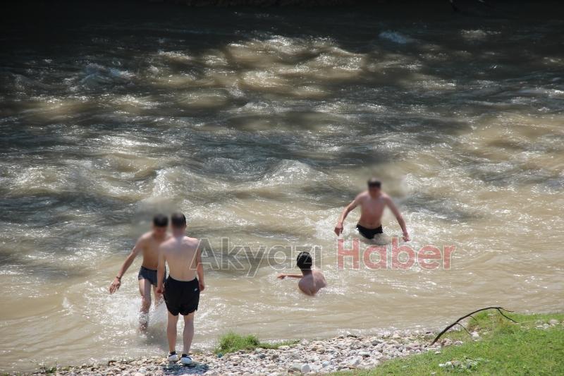Yasağa aldırmadan Mudurnu'da yüzdüler