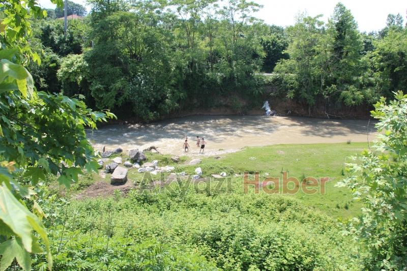 Yasağa aldırmadan Mudurnu'da yüzdüler