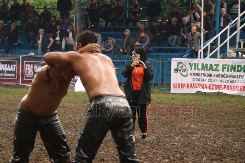 Pehlivanlar Akbalık Yağlı Güreşleri'nde er meydanına çıktı