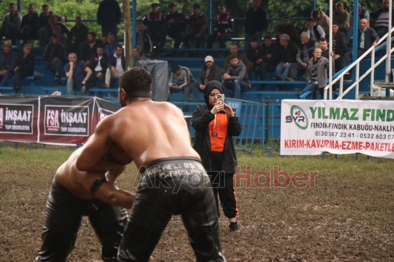 Pehlivanlar Akbalık Yağlı Güreşleri'nde er meydanına çıktı