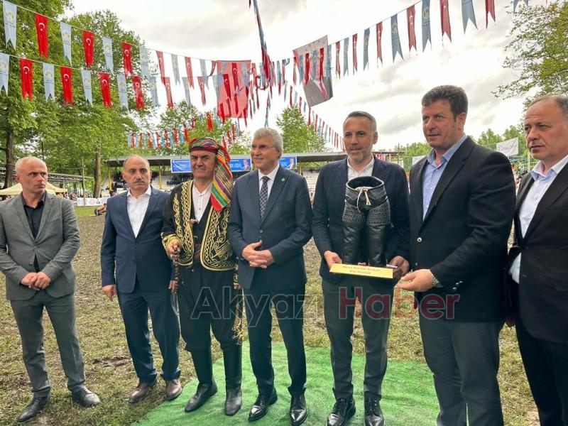 Pehlivanlar Akbalık Yağlı Güreşleri'nde er meydanına çıktı