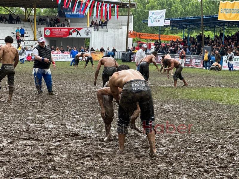 Pehlivanlar Akbalık Yağlı Güreşleri'nde er meydanına çıktı