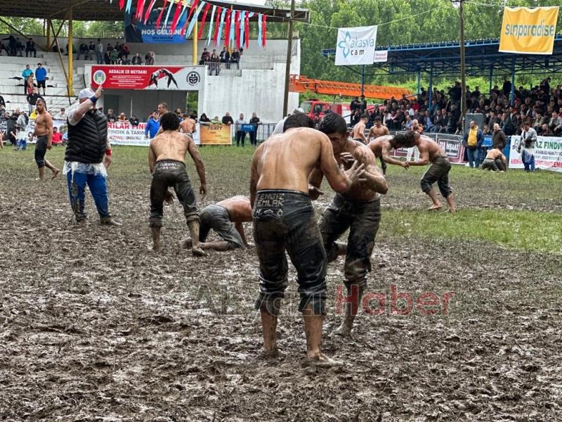 Pehlivanlar Akbalık Yağlı Güreşleri'nde er meydanına çıktı