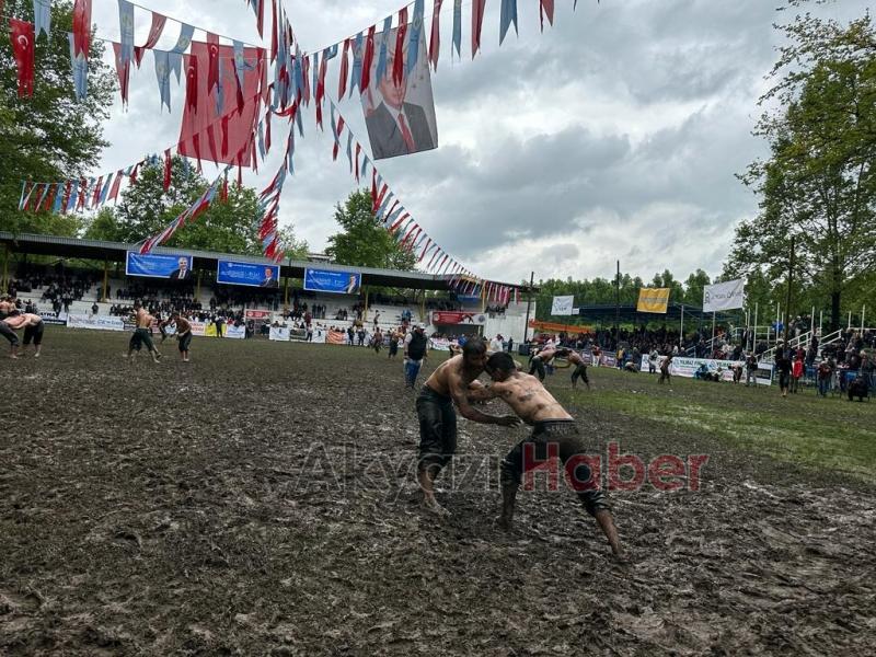 Pehlivanlar Akbalık Yağlı Güreşleri'nde er meydanına çıktı