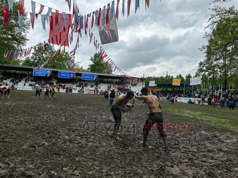 Pehlivanlar Akbalık Yağlı Güreşleri'nde er meydanına çıktı