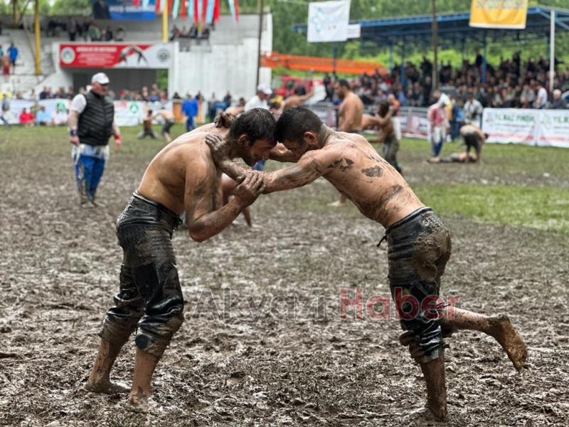 Pehlivanlar Akbalık Yağlı Güreşleri'nde er meydanına çıktı
