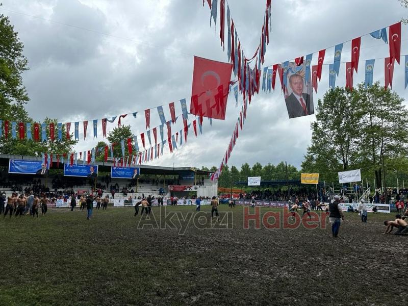 Pehlivanlar Akbalık Yağlı Güreşleri'nde er meydanına çıktı