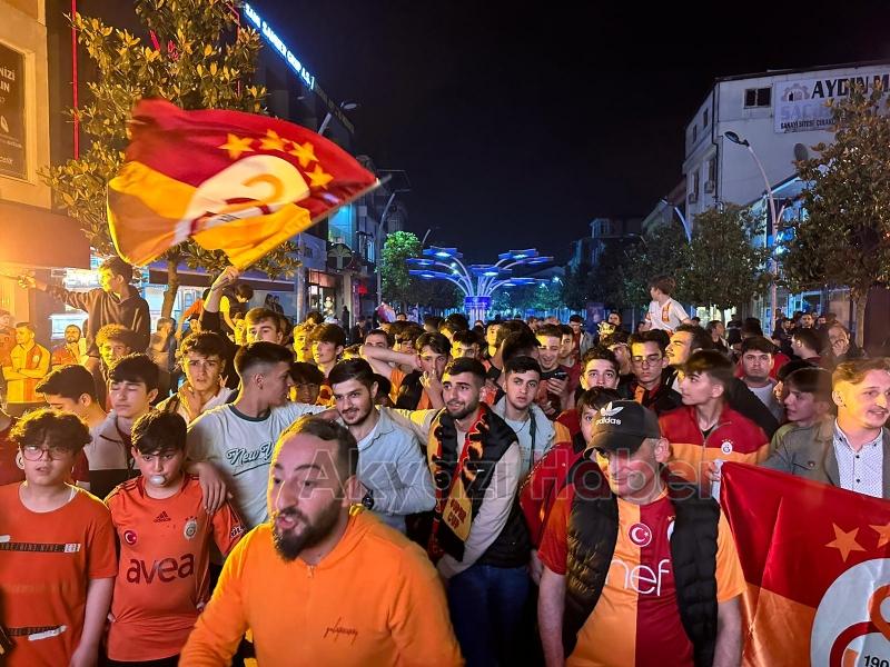 Akyazı'da Galatasaraylı taraftarlar şampiyonluğu kutluyor