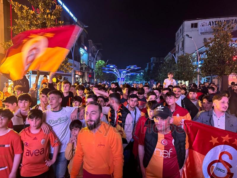 Akyazı'da Galatasaraylı taraftarlar şampiyonluğu kutluyor