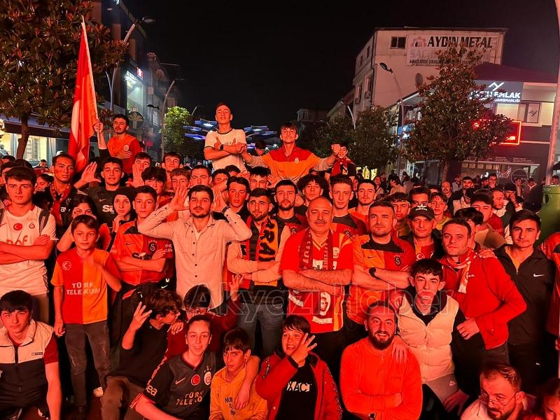 Akyazı'da Galatasaraylı taraftarlar şampiyonluğu kutluyor