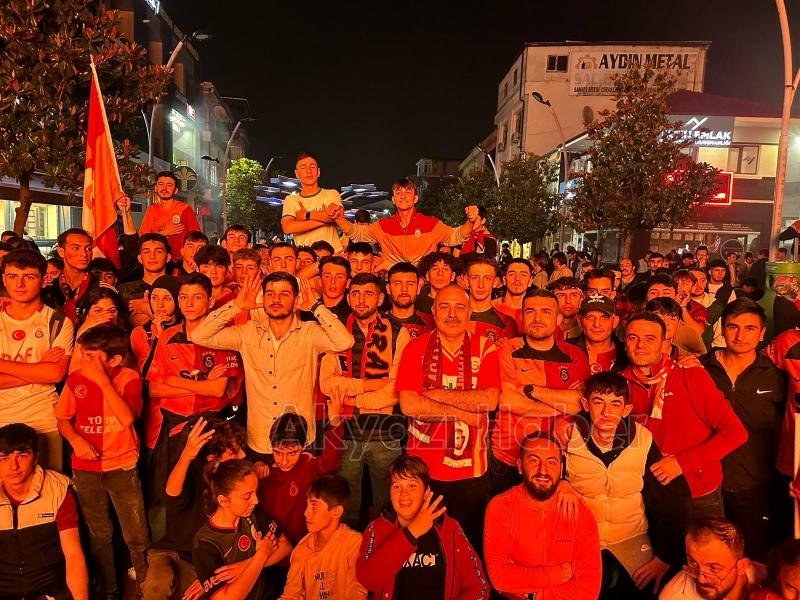 Akyazı'da Galatasaraylı taraftarlar şampiyonluğu kutluyor