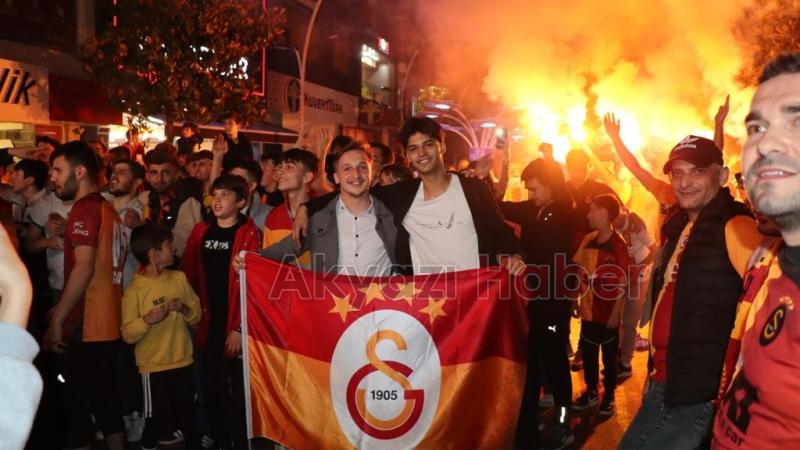 Akyazı'da Galatasaraylı taraftarlar şampiyonluğu kutluyor