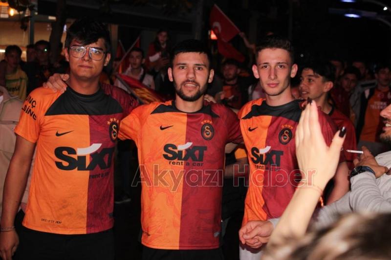 Akyazı'da Galatasaraylı taraftarlar şampiyonluğu kutluyor