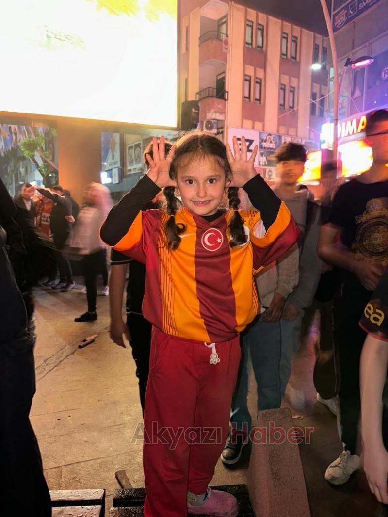 Akyazı'da Galatasaraylı taraftarlar şampiyonluğu kutluyor