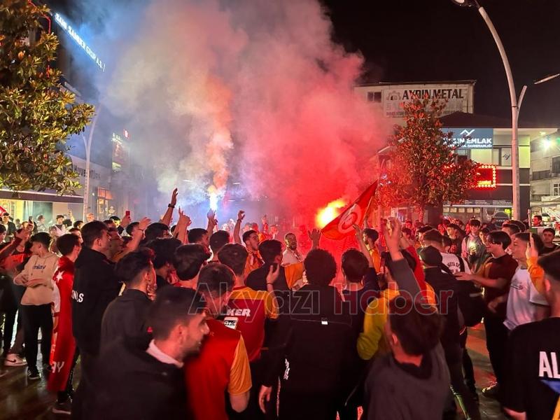 Akyazı'da Galatasaraylı taraftarlar şampiyonluğu kutluyor