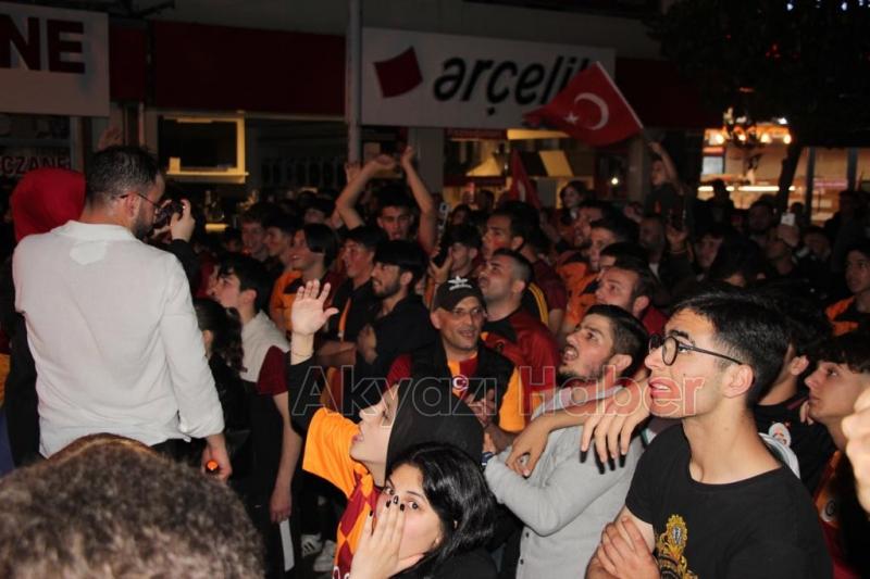 Akyazı'da Galatasaraylı taraftarlar şampiyonluğu kutluyor