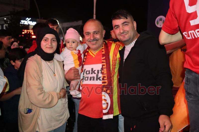 Akyazı'da Galatasaraylı taraftarlar şampiyonluğu kutluyor