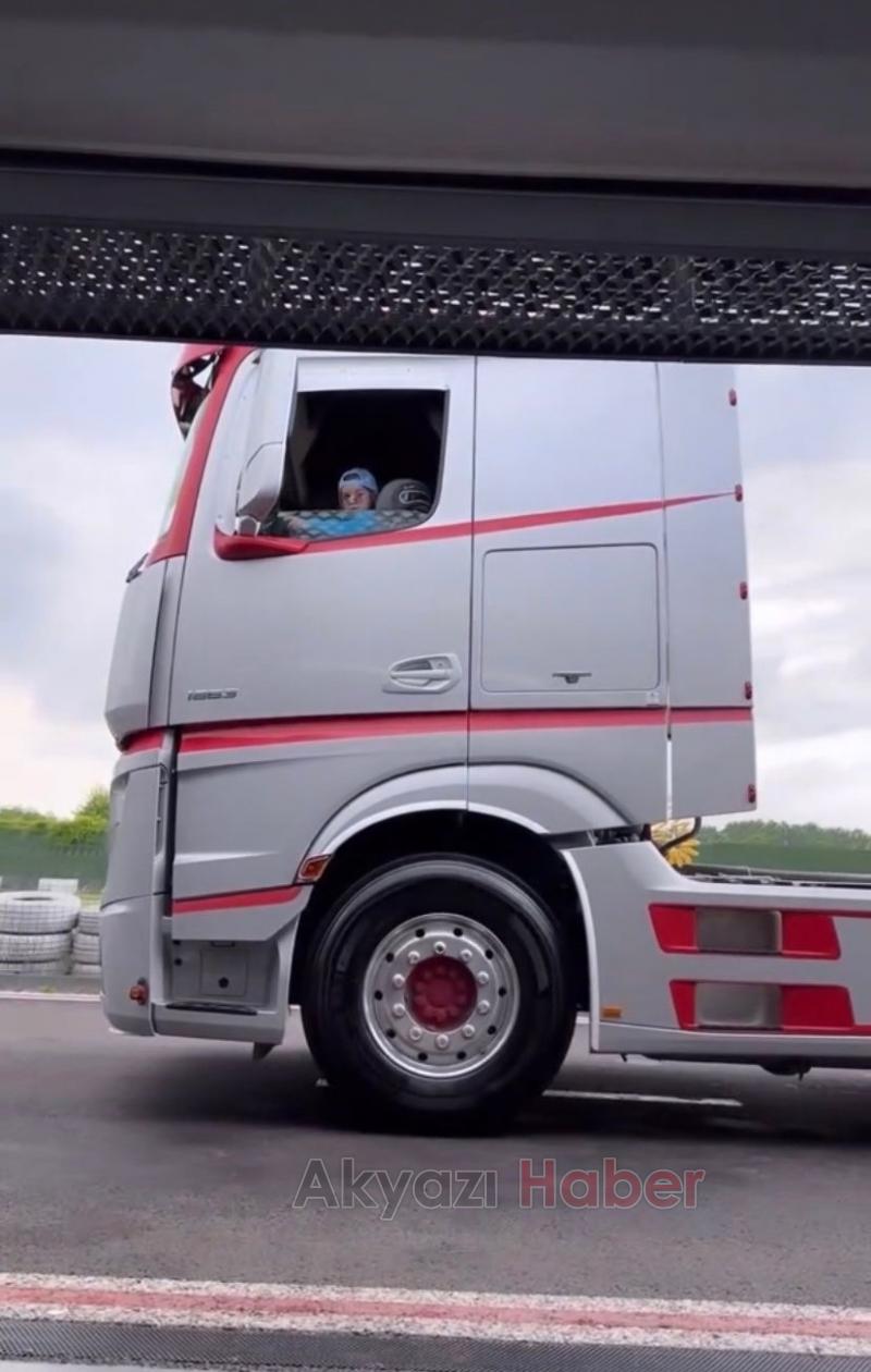4 yaşındaki Zayn tırı oyuncak gibi kullandı