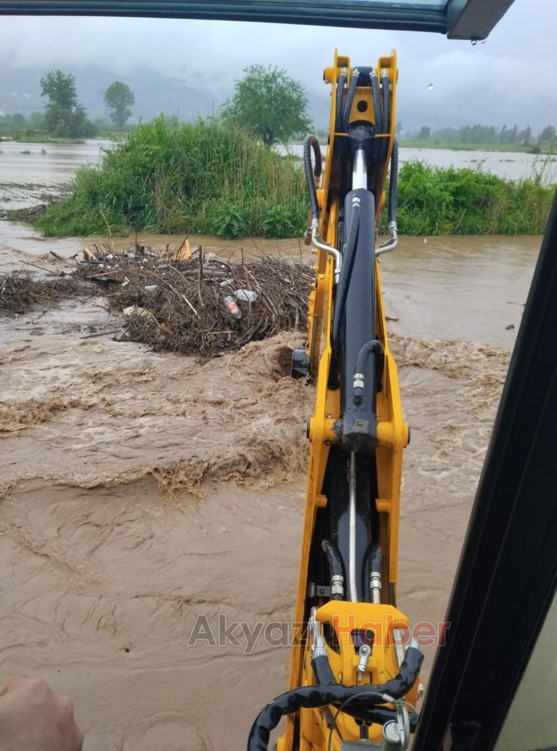 Akyazı'da dereler taştı
