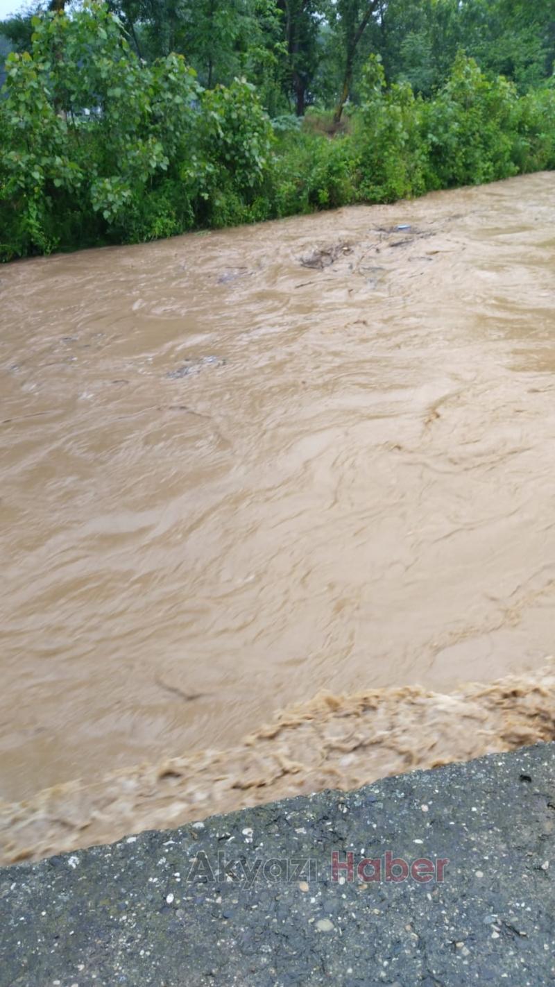 Akyazı'da dereler taştı