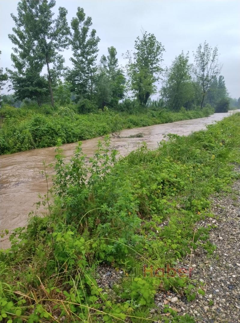 Akyazı'da dereler taştı