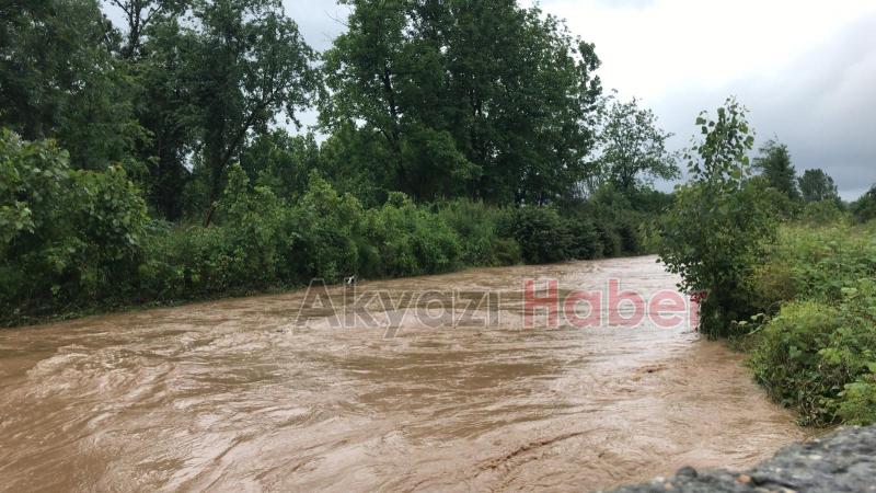 Akyazı'da dereler taştı