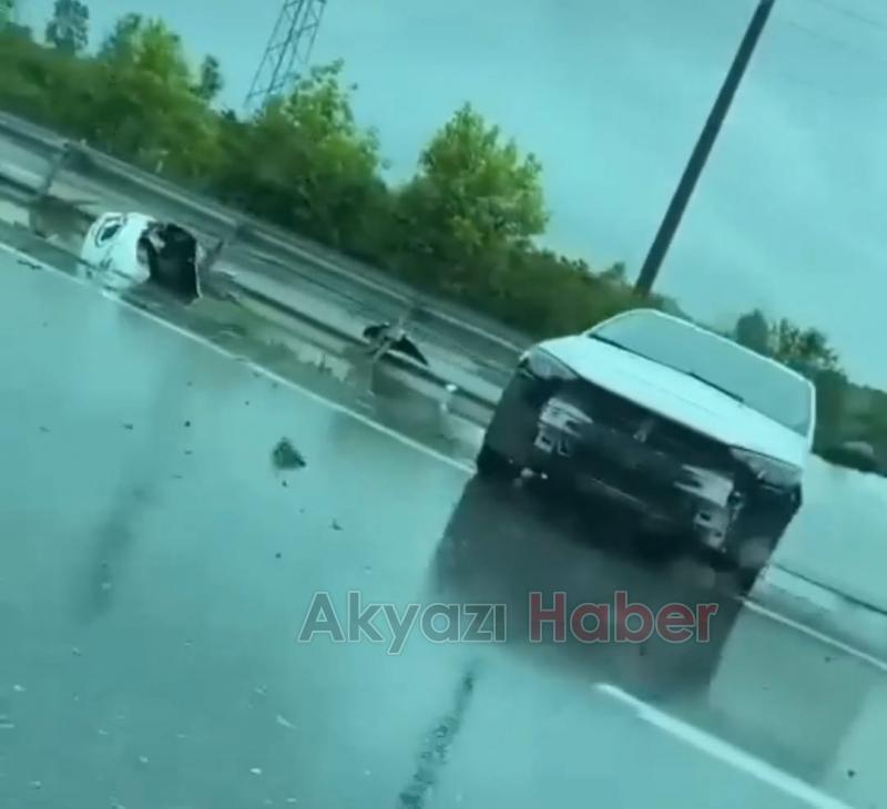 Akyazı'da Yağışlı havada kontrolden çıkan otomobil bariyerlere çarptı