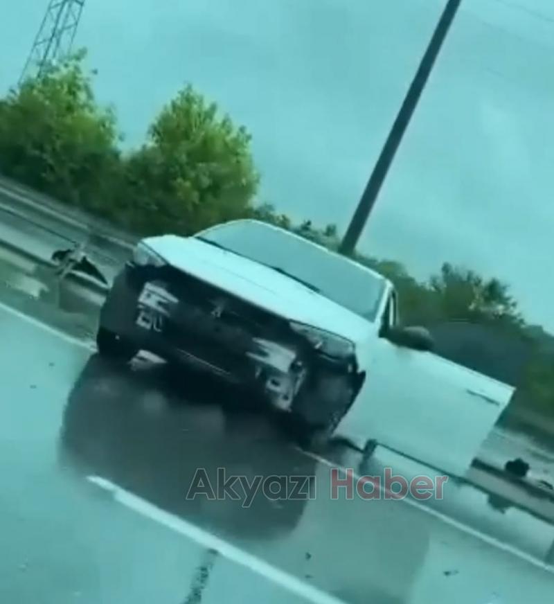 Akyazı'da Yağışlı havada kontrolden çıkan otomobil bariyerlere çarptı