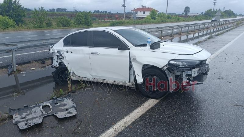 Akyazı'da Yağışlı havada kontrolden çıkan otomobil bariyerlere çarptı