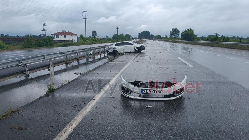 Akyazı'da Yağışlı havada kontrolden çıkan otomobil bariyerlere çarptı