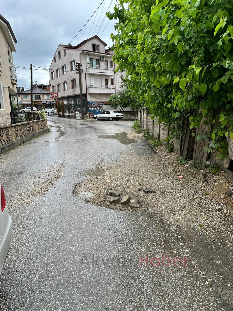İlçe Merkezinde yollar içler acısı