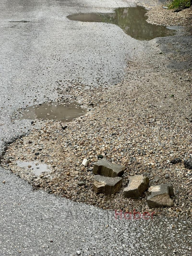İlçe Merkezinde yollar içler acısı