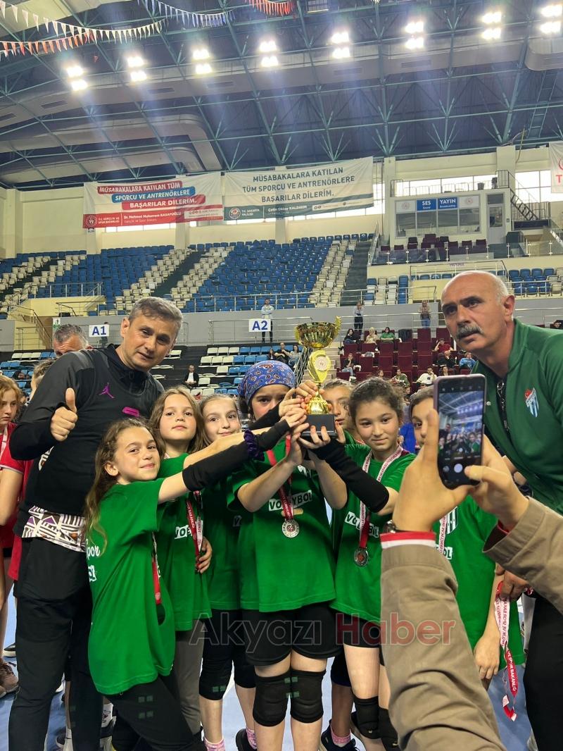 Alaağaç spor minik voleybol takımı esti geçti