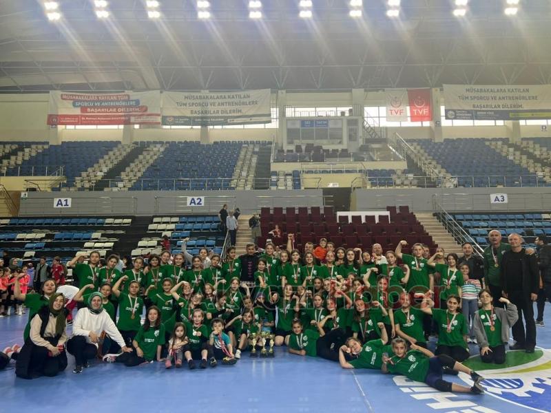 Alaağaç spor minik voleybol takımı esti geçti