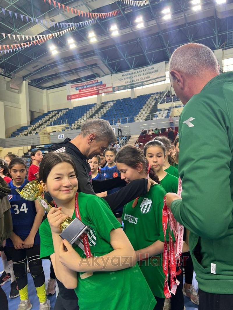 Alaağaç spor minik voleybol takımı esti geçti