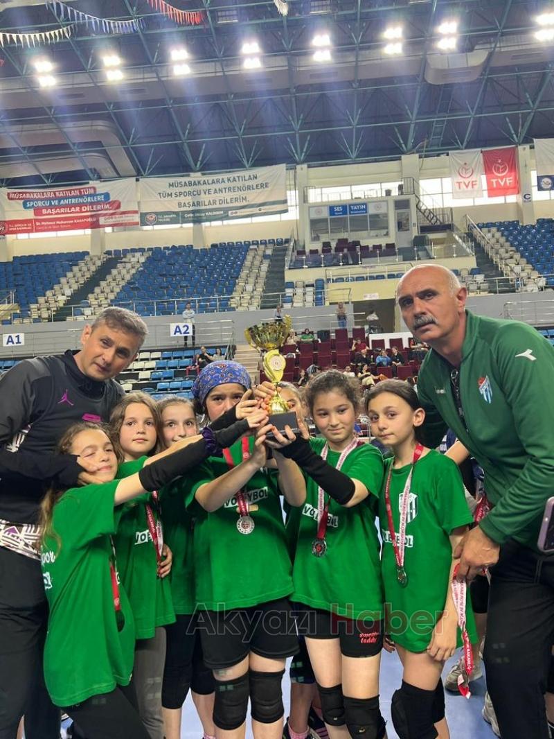 Alaağaç spor minik voleybol takımı esti geçti